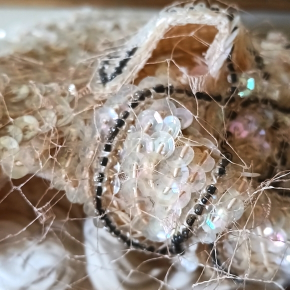 RARE BEAUTIFUL, VINTAGE 1940S BRIDAL HEADPIECE! BEADS N SEQUENCE HANDSEWN! - Picture 5 of 11